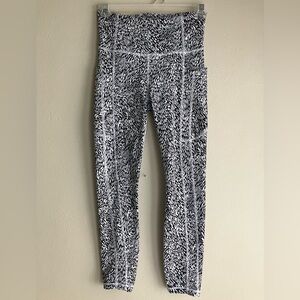 Athleta Black/White Ultimate Stash II Textured 7/8 Tight Leggings Size X Small